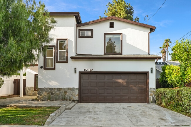 Building Photo - 15137 Gilmore St Rental