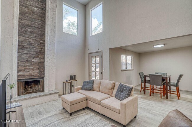 Photo - 311 Zenith Dr