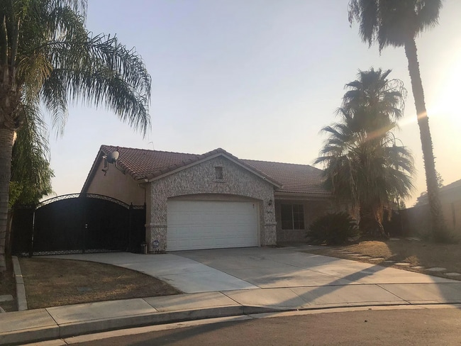 Beautiful NW Bakersfield Home with Lake Ac... - Beautiful NW Bakersfield Home with Lake Ac...