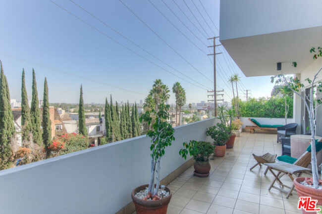 Building Photo - 1155 N La Cienega Blvd Unit 108 Rental