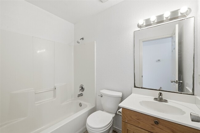 Photo - 201 Green Oaks Loop