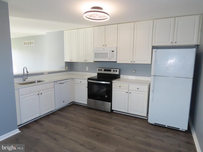Photo - 104 E Sheldrake Cir