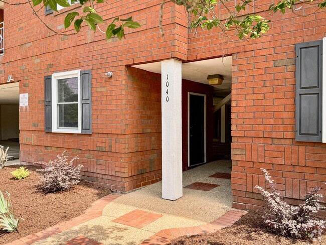 Building Photo - Ready NOW!!!! 2-Bedroom Condo In Ghent! Re... Unit 105