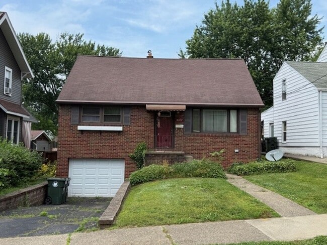 Charming 3 Bedroom Home with Fenced Yard &... - Charming 3 Bedroom Home with Fenced Yard &...