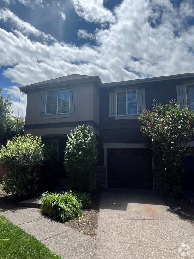 Building Photo - Beautiful 3 Bed/2.5 Bath Two-Story Duplex ... Rental