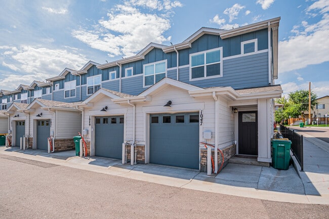 Building Photo - 1047 Oak Cir