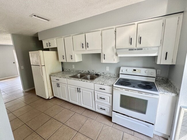 Building Photo - 911 N Iowa Ave Unit 911 N Iowa Ave Apartment 2