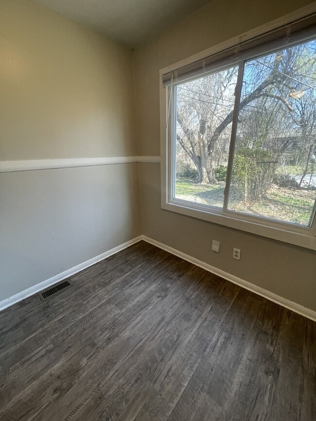 Photo - 2322 S Broadview St, Wichita, KS 67218-493...