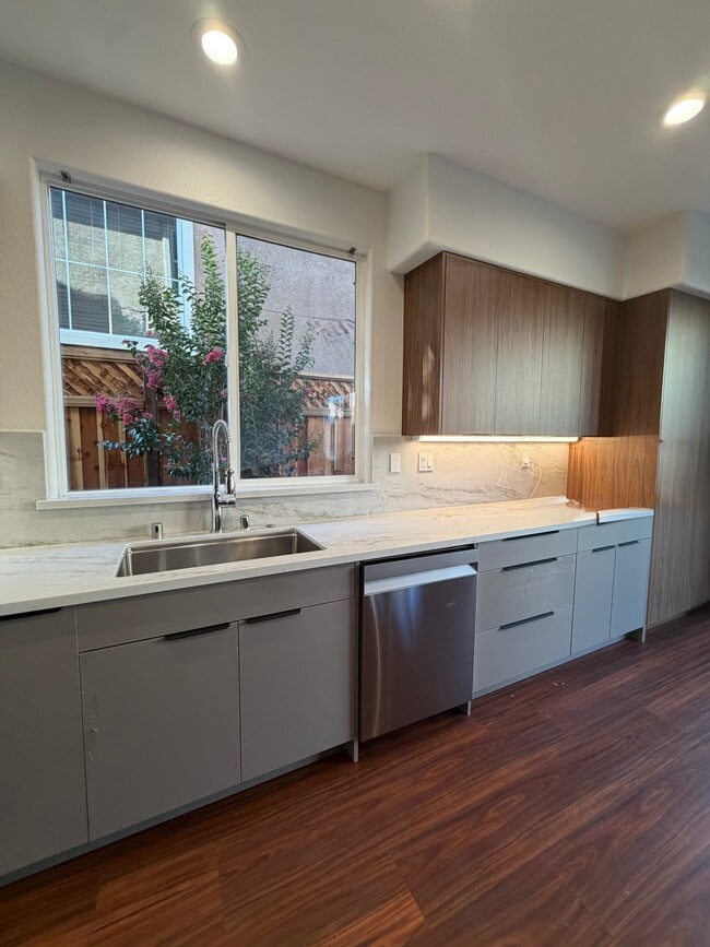 8922 Del Rio Cir