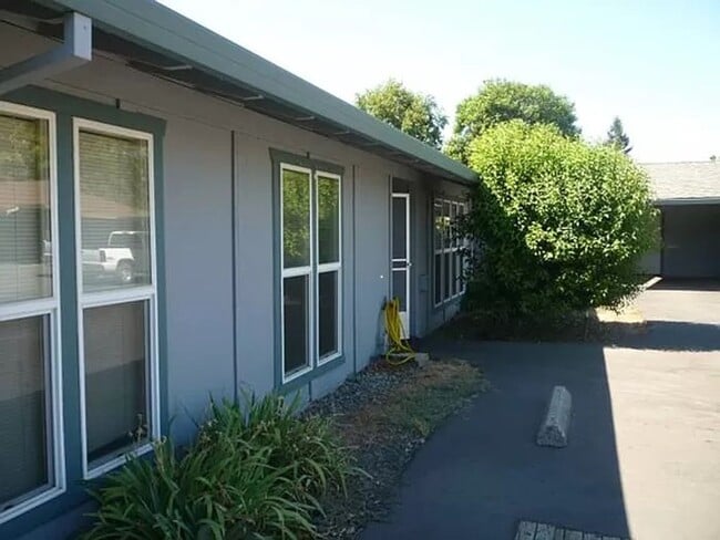 Building Photo - 930 W East Ave Unit 3