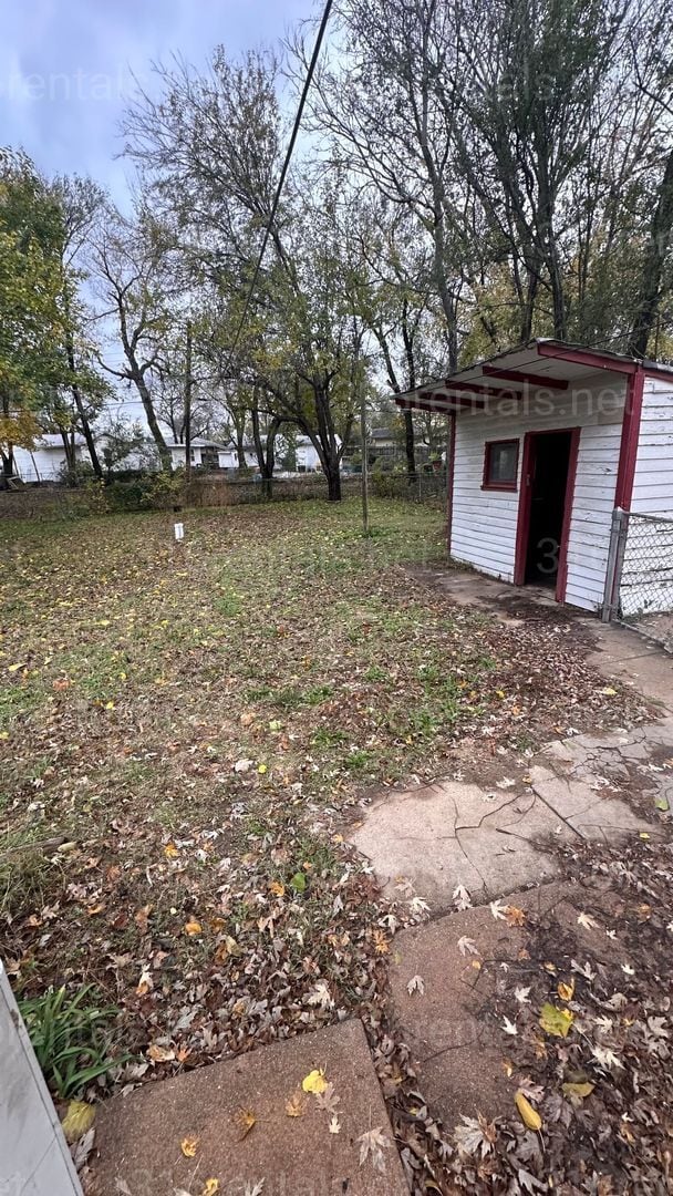 Building Photo - $1050 - 3 bedroom / 1 bathroom - Beautiful...