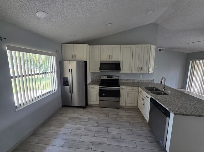 Photo - 310 Colonade Ct
