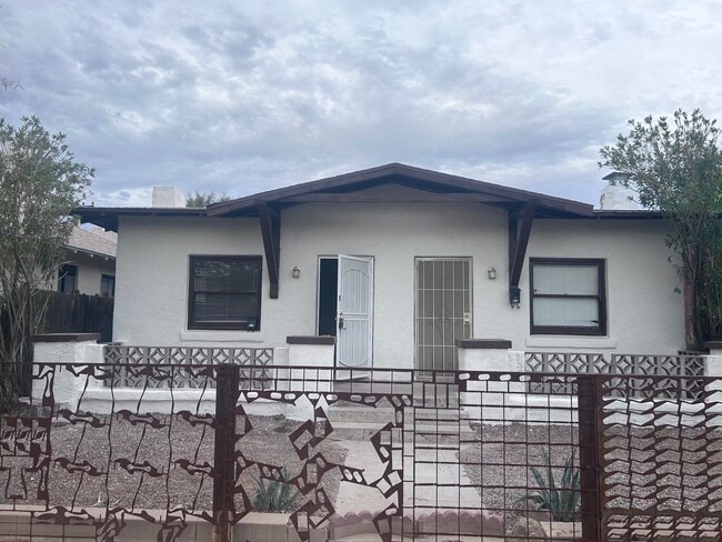 Building Photo - 616 E 8th St Unit 616