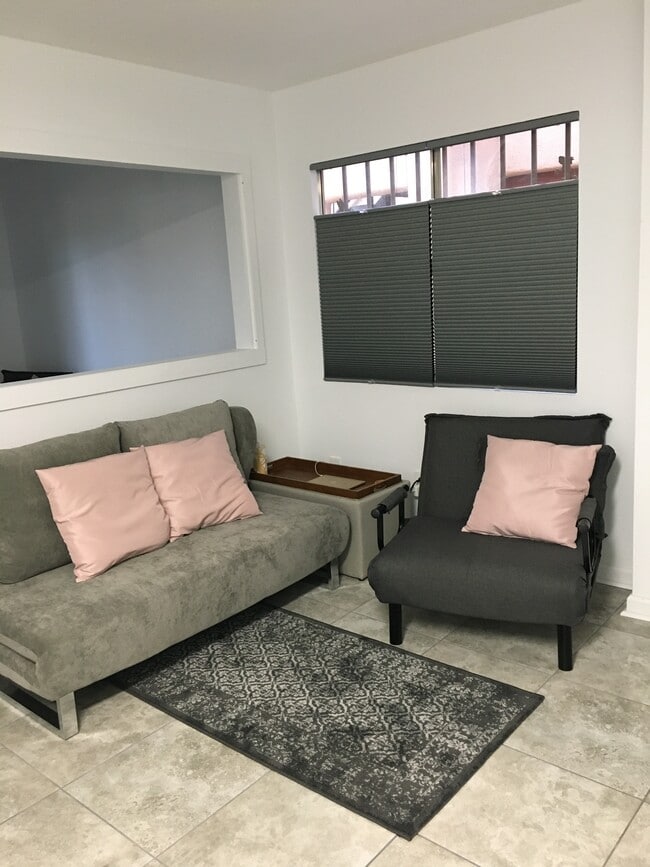 Living room - 1810 E Blacklidge Dr Unidad 105