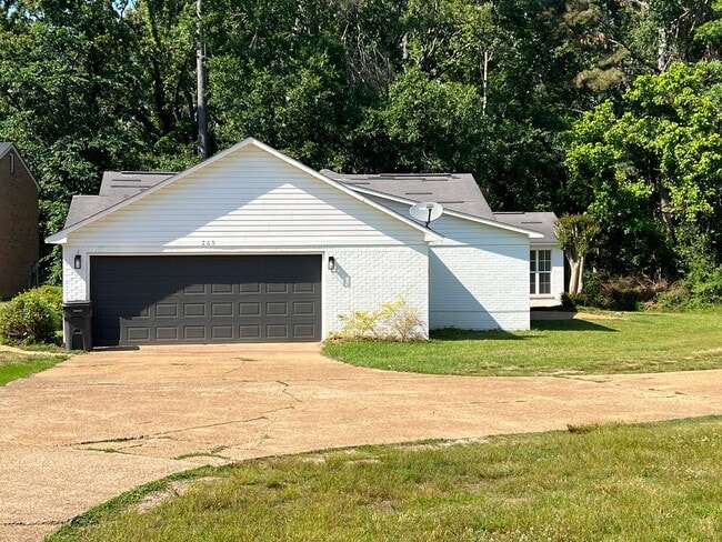 Building Photo - 3 bed 2.5 bath house with multiple bonus rooms!