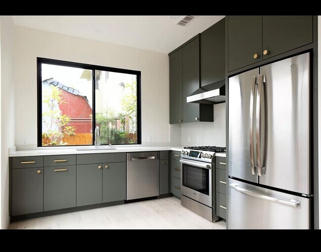 Photo - 633 Palms Blvd