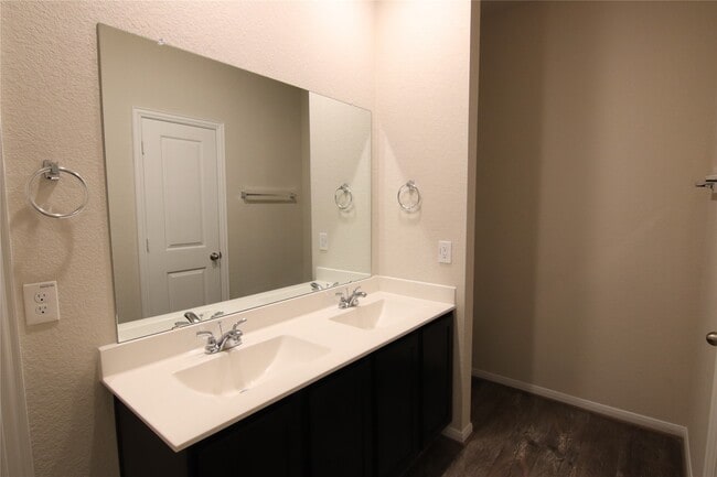 Building Photo - 24010 Farmstead Dr