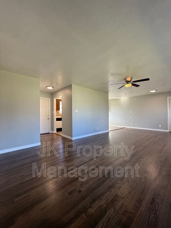 Photo - 821 47th St S