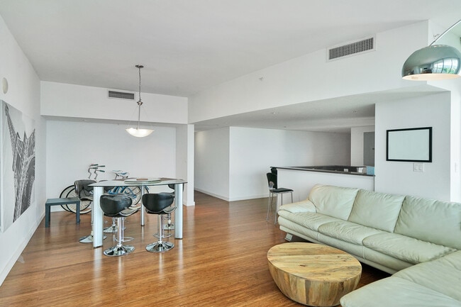 Photo - 1800 N Bayshore Dr