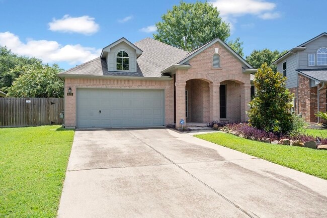 Photo - 421 Livingstone Ln
