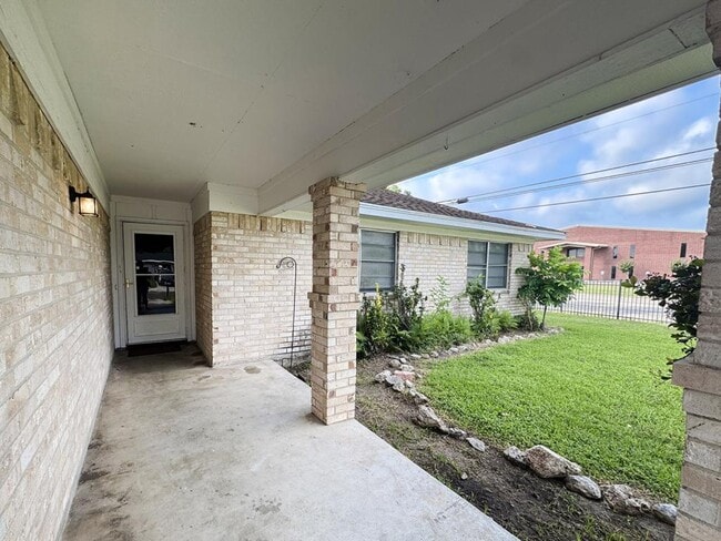 102 Tanglewood Dr