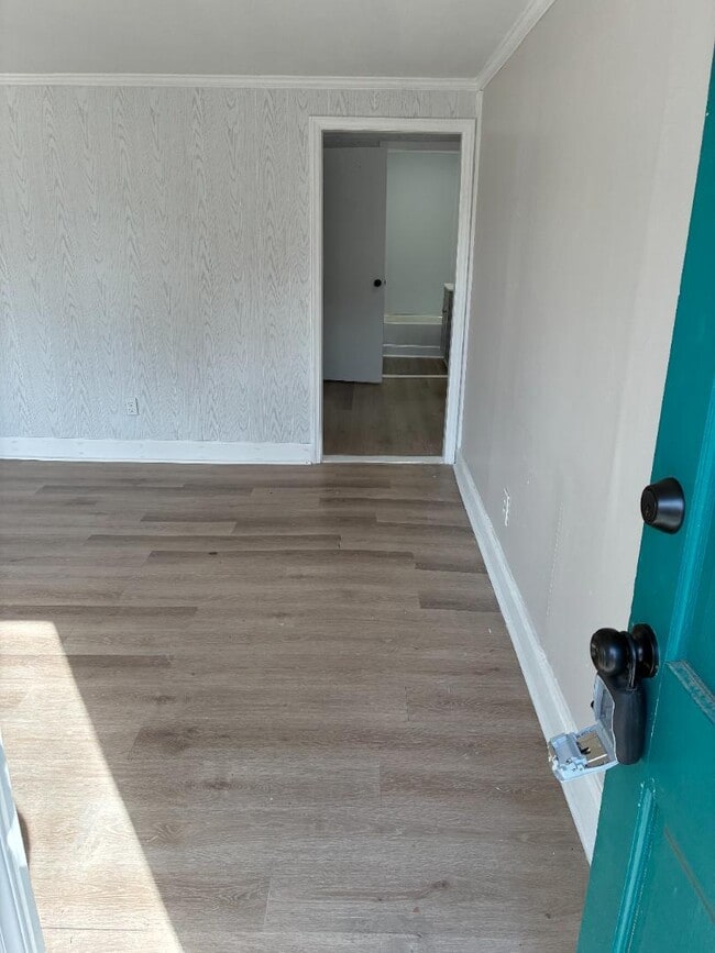 Photo - 1601 Queen St E