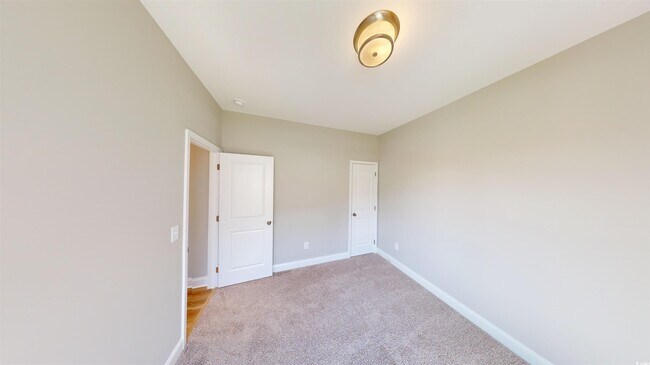 Photo - 1052 Moen Lp