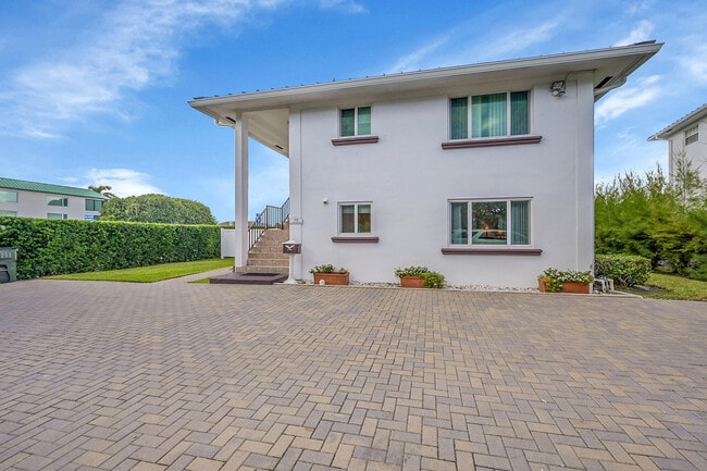 1702 S Ocean Blvd