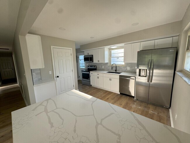 Photo - 1154 W 37th St