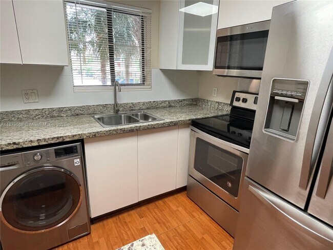 Building Photo - 6900 SW 39th St Unit 206J Rental