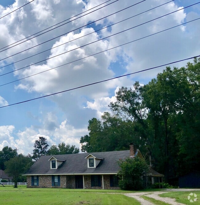 Building Photo - beautiful home in park like setting