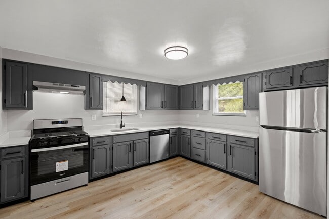 Building Photo - MOVE IN SPECIAL! SCORE HALF OFF 1ST MONTH'...