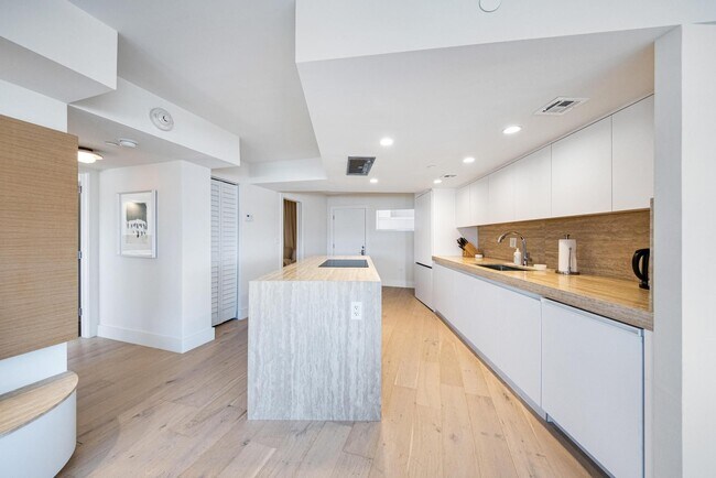 Building Photo - 1881 Washington Ave Unit # 14F