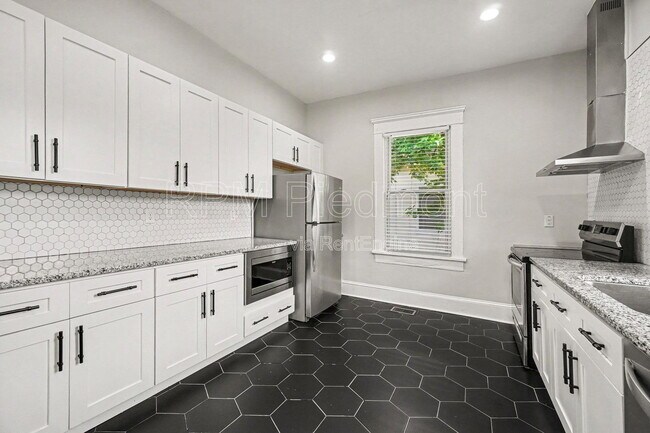 Photo - 706 Catherine St SW