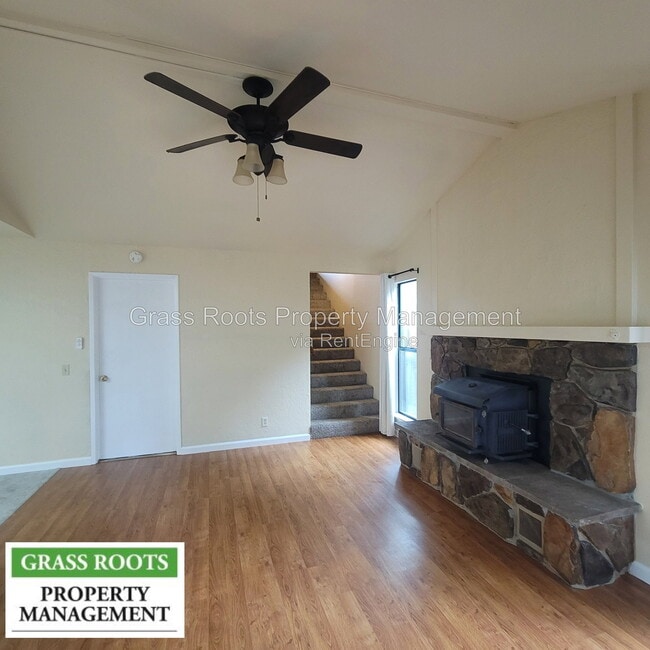 Photo - 616 Pelton Way