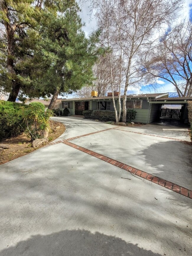 Photo - Mostly Furnished Bishop home with large li...