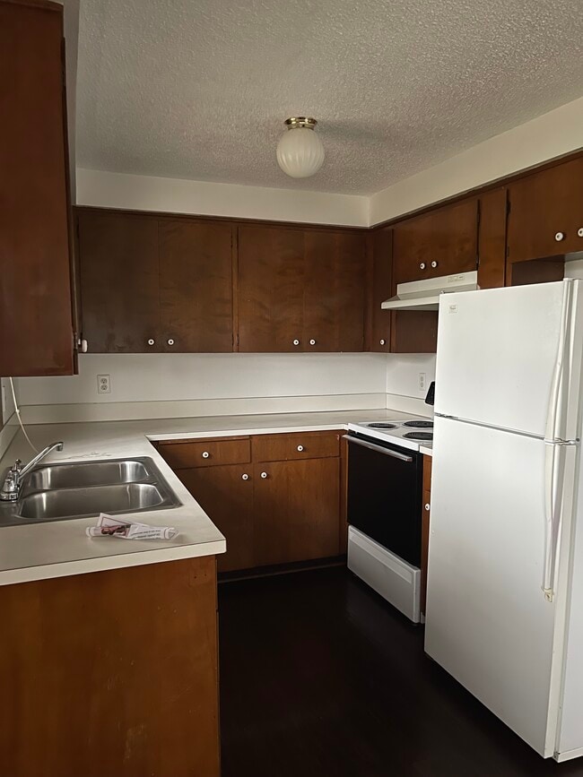 Photo - 1982 Broadway St NE