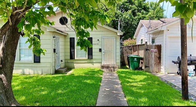 Building Photo - 4605 Galesburg St Unit A Rental