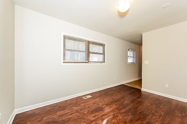 Photo - 263 Roxbury Dr