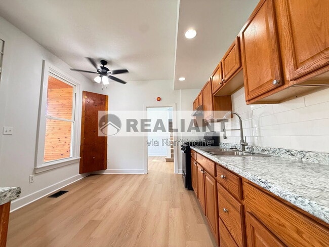 Photo - 124 W 31st St