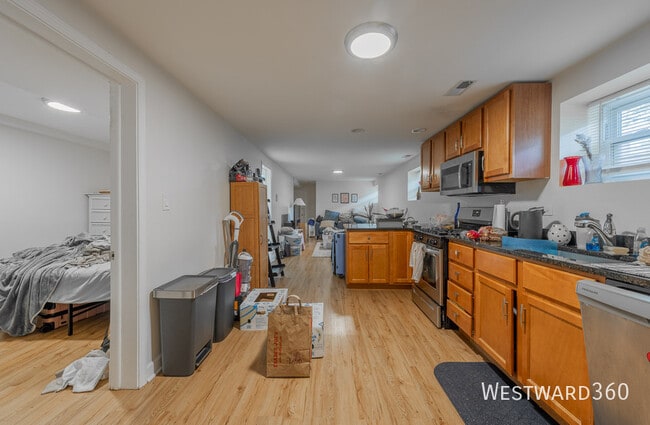 Photo - 2239 W Cornelia Ave Unit G
