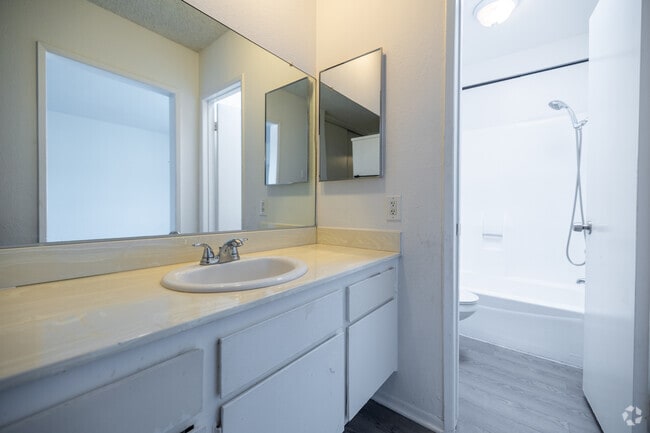 1BR, 1BA - 638SF - Kitchen