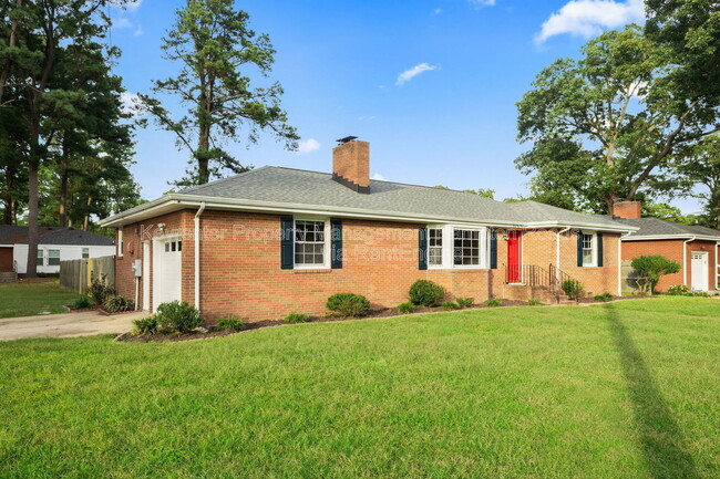 Photo - 4900 Briarwood Ln