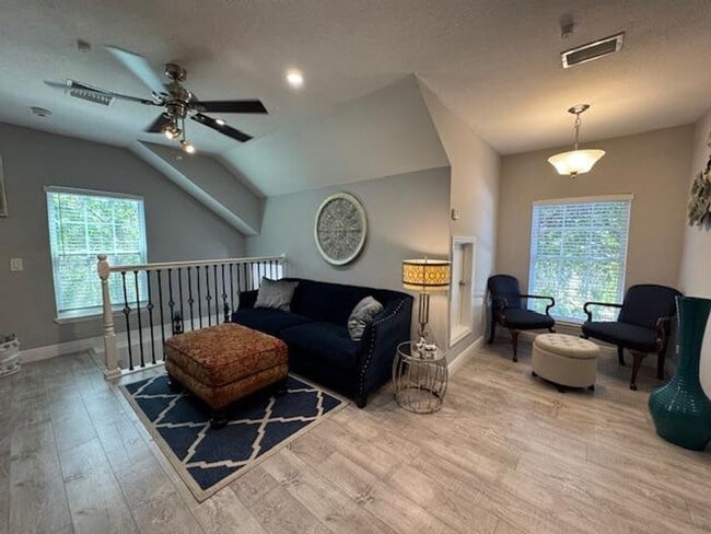 Photo - 1 Bedroom Renovated Garage Apartment