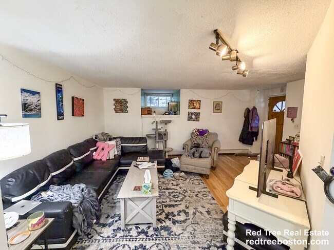 Living Room w/ Sectional - 21 Kinross Rd Unit 1