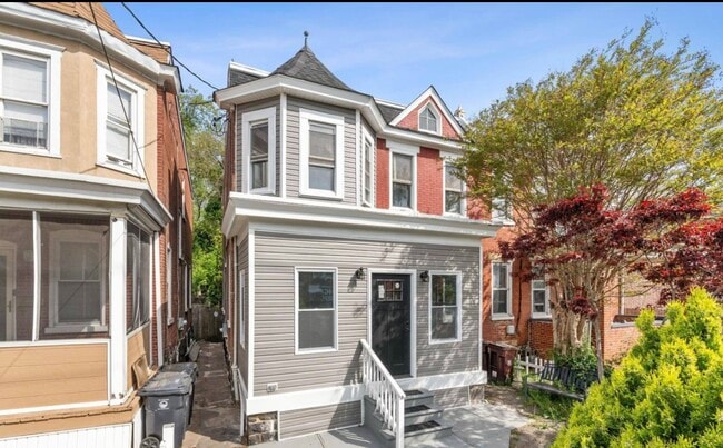 Building Photo - 2305 N Monroe St Unit 1st