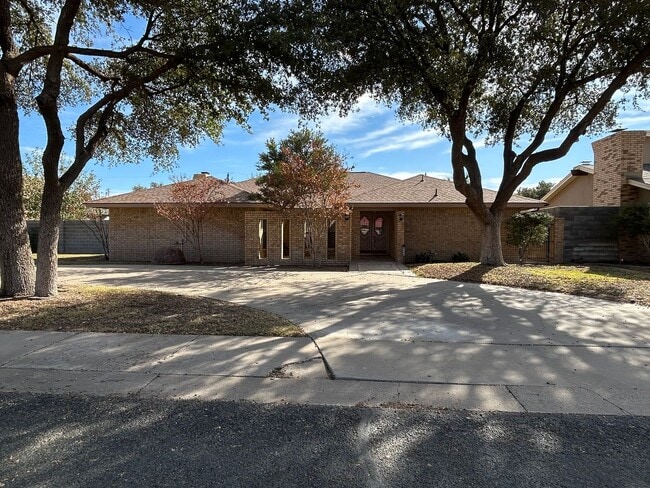 Building Photo - Large Family Home in Country Club North