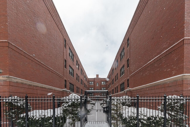 Photo - 5748 N Winthrop Ave Unit 203