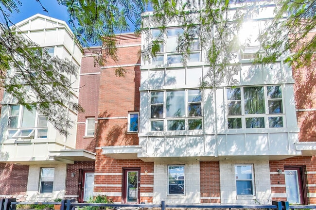 Building Photo - 4524 W Belmont Ave Rental