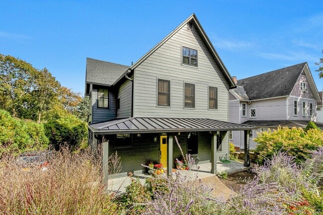 Building Photo - 220 Hudson Terrace